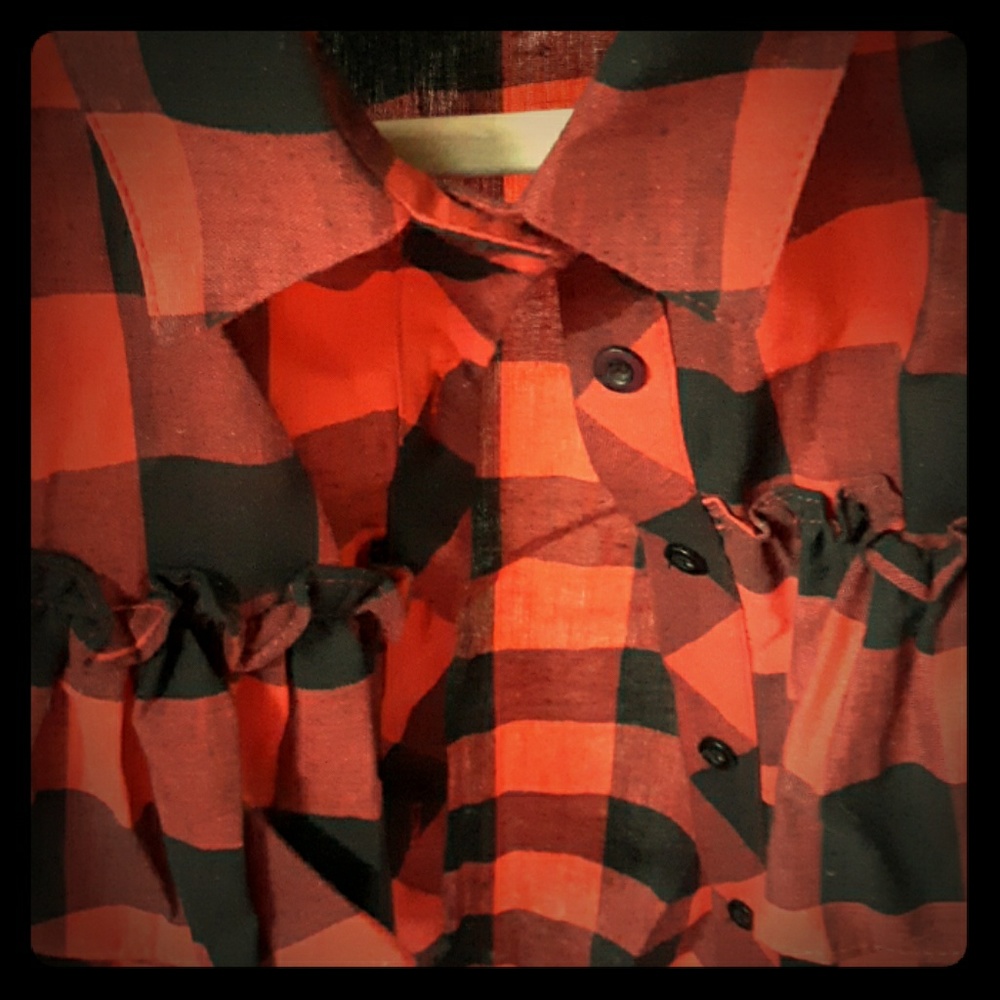 Shirt dress with open shoulders, short sleeves.